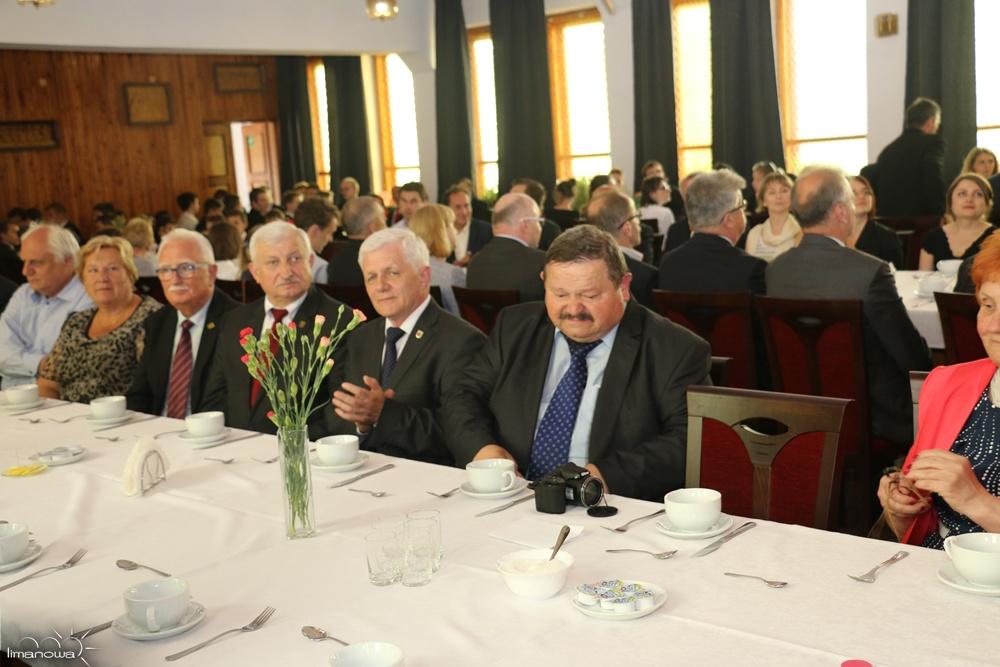 Pan Adam odbierze medal podczas uroczystej gali