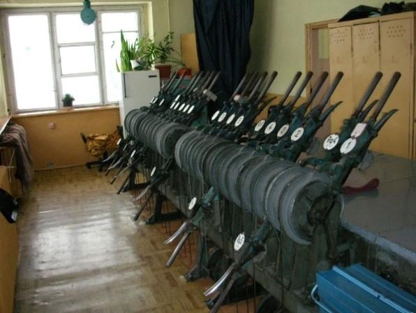 Zadanie 26. Który element urządzeń srk jest przedstawiony na zdjęciu? A. Aparat blokowy. B. Pulpit nastawczy. C. Komora zawórek. D. Ława dźwigniowa. Zadanie 27.