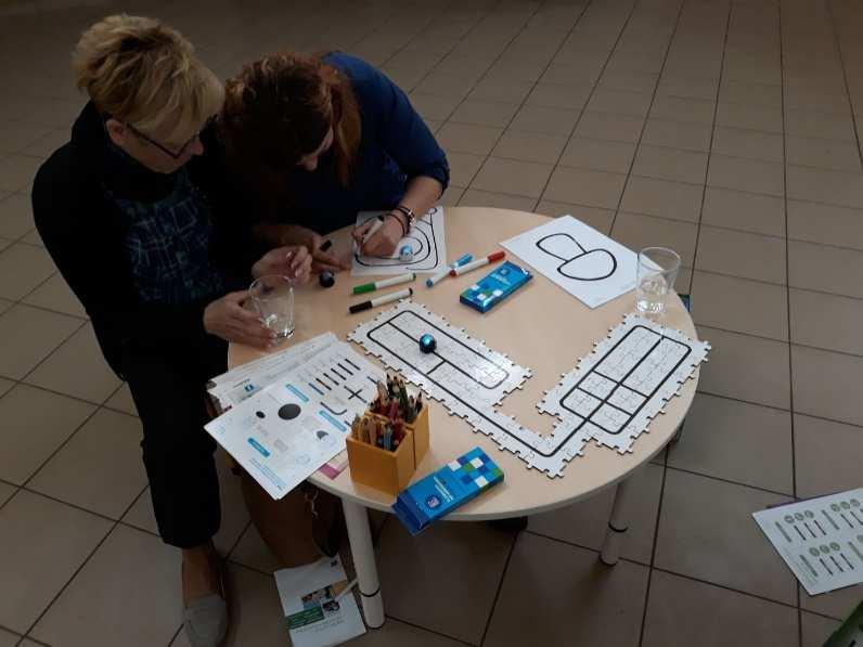 Uczestnicy szkolenia poznali puzzle do OZOBOTA, które pozwalają łatwo i precyzyjnie wprowadzić pojęcia związane z programowaniem, a