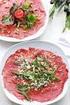 PRZYSTAWKI (SNAPS) Carpaccio wołowe ze świeżym parmezanem i soczystą rukolą (Beef carpaccio with parmesan cheese and succulent fresh arugula)