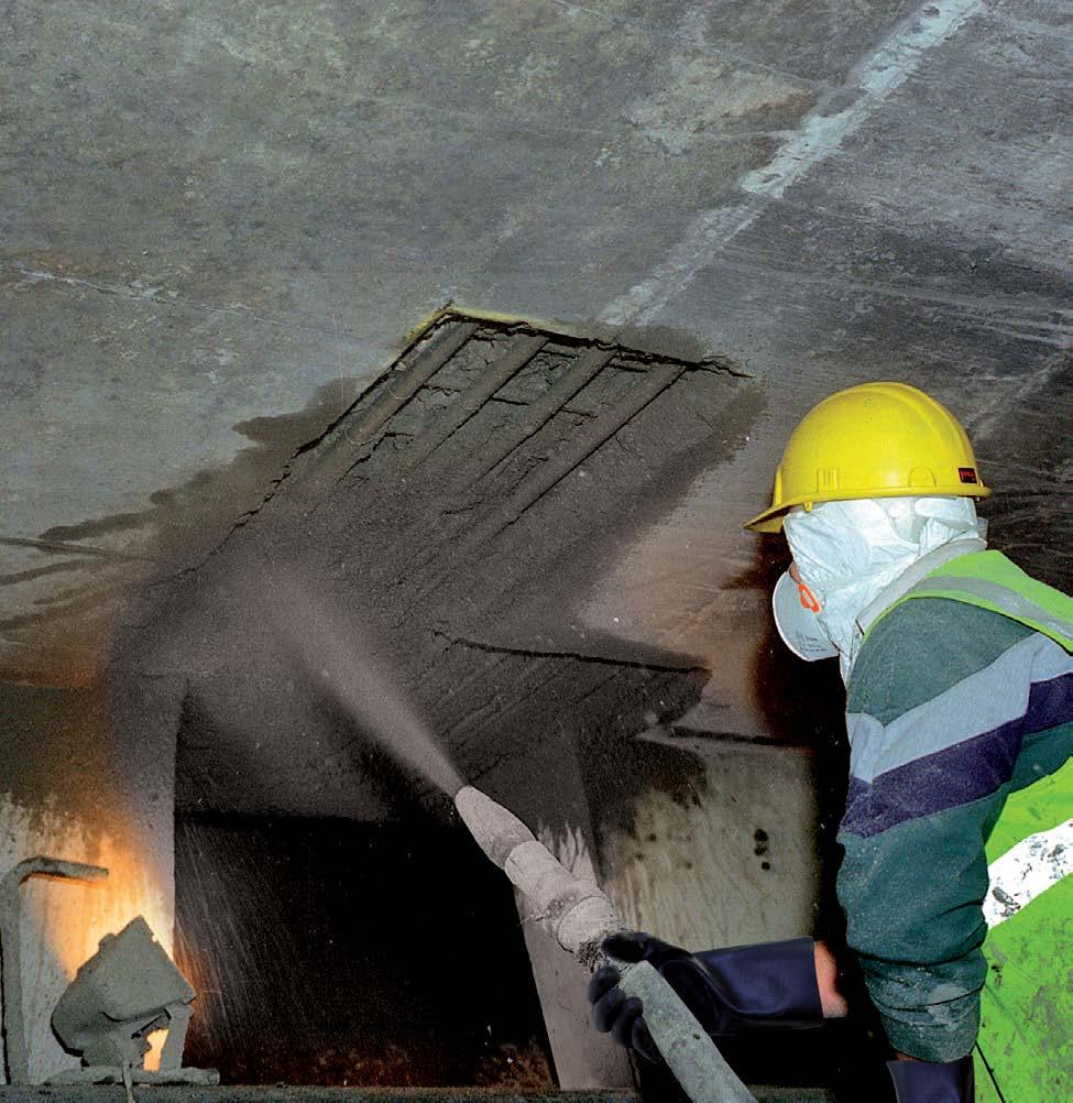 Uszkodzona konstrukcja betonowa Zaprawa natryskiwana Po zastosowaniu zaprawy do odtworzenia elementu, którego powierzchnia uległa