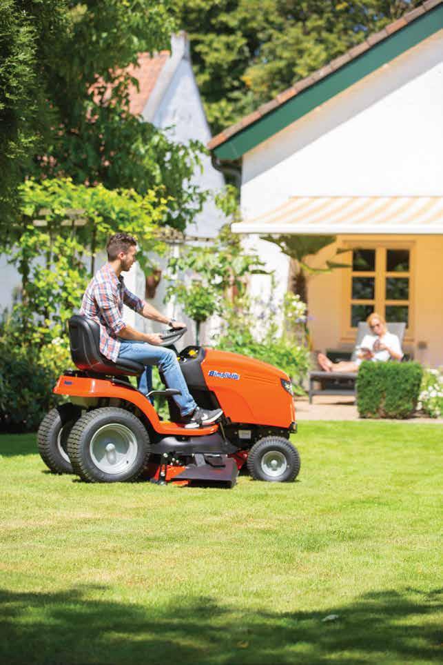 Zobacz film Traktory ogrodowe Simplicity Solidna konstrukcja i bogate wyposażenie seryjne Traktor Simplicity Regent SLT260 wyposażony został w spawany układ tnący oraz