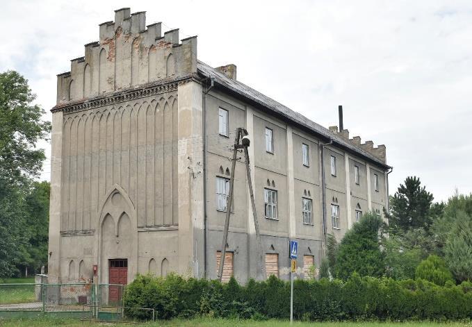 na planie prostokąta (pierwotnie na planie litery T) z pozostałością rozebranego w XX w. stanu (stajni i wozowni). Wnętrze dwutraktowe z przejazdową sienią na osi.