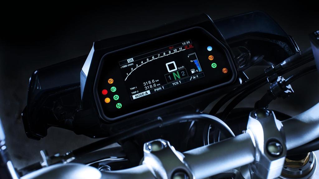 Elektroniczne systemy wspomagające Aby zapewnić pełną kontrolę nad maszyną, Yamaha została wyposażona w elektronicznie sterowaną przepustnicę (YCC-T) oraz tempomat, który działa przy