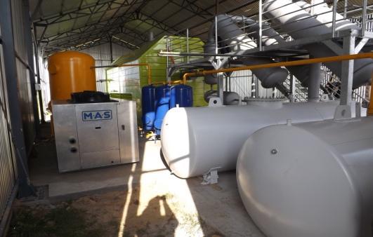 W tablicy 3 zamieszczono udział procentowy poszczególnych produktów termolizy. Uzysk frakcji gazowej z partii odpadów TetraPak w badanym zakresie temperatur w zasadzie nie zależy od temperatury.