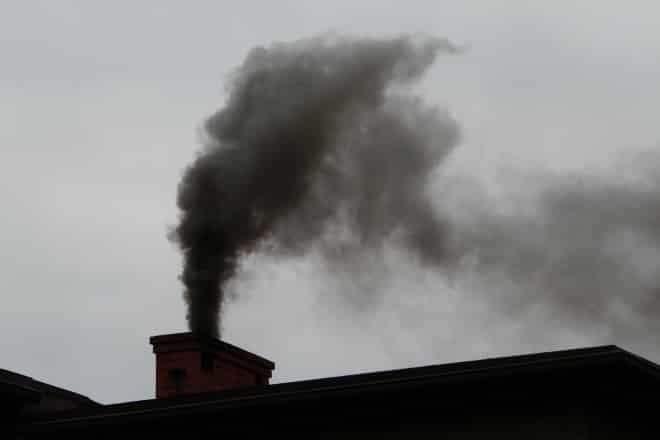 Smog naprawdę zabija Wg raportu NFZ wraz z pogorszeniem się jakości powietrza, pojawia się więcej zgonów: 45-48 tys.