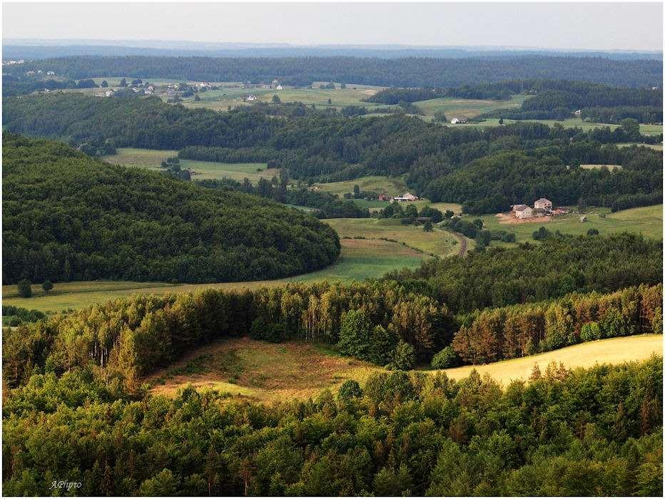 pomorski region pojezierny na zapleczu polskiego wybrzeża, cenny przede wszystkim przyrodniczo (m.in.