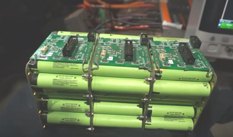 Maszyny Elektryczne - Zeszyty Problemowe Nr 1/2019 (121) 113 wzrostu wytrzymałości konstrukcji przyczyniają się przetłoczenia wykonane z pianek poliuretanowych, pełniące po wzmocnieniu laminatem