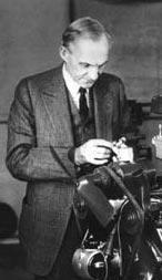Henry Ford humanizacja pracy # Henry Ford na własną rękę prowadził wiele badań mających na celu usprawnienie organizacji pracy Obliczył, że montaż Forda T wymaga wykonania 7883 czynności 947 wymagało