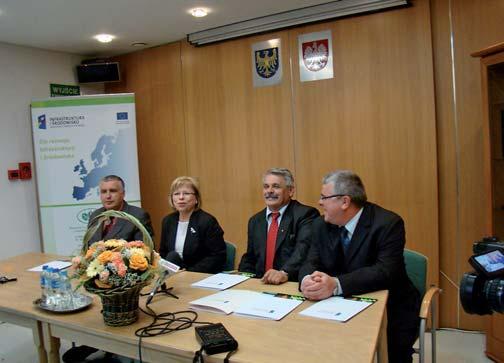 6 7 Podpisanie umowy z Gminą Kłobuck, czerwiec 2009 r. Podpisanie umowy z Gminą Poczesna, lipiec 2009 r.. Podpisanie umowy z Gminą Łaziska Górne, wrzesień 2009 r.
