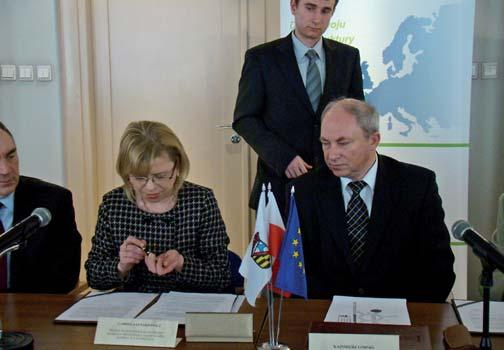 Wisła 28 października w siedzibie WFOŚiGW w Katowicach Andrzej Molin Burmistrz Wisły i Gabriela Lenartowicz Prezes Zarządu Funduszu podpisali umowę o dofinansowaniu ze środków unijnych rozbudowy