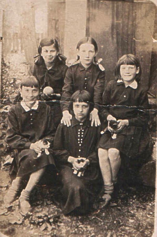 Zdjęcie ze zbiorów Elżbiety Widyma; opis Irena z Boczkowskich Żukowska i Elżbieta Widyma. Zdjęcie 4 Rok 1936 (około). Koleżanki.