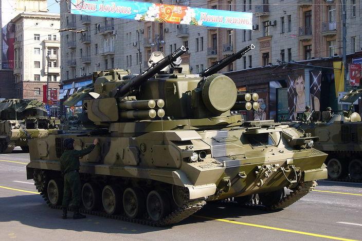 Zestaw 2S6M Tunguska może wykorzystywać zarówno pociski rakietowe o zasięgu do 8 km, jak i armaty 30 mm. Fot. Leonid Dzhepko/Wikimedia Commons.