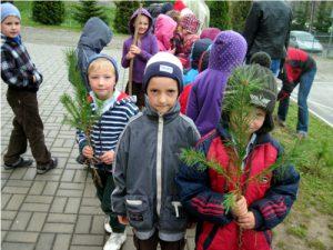 Uczniowie Szkoły Podstawowej Nr 1 w Siekierczynie po raz kolejny wzięli udział w obchodach Święta drzewa. 16.10.2013 r.