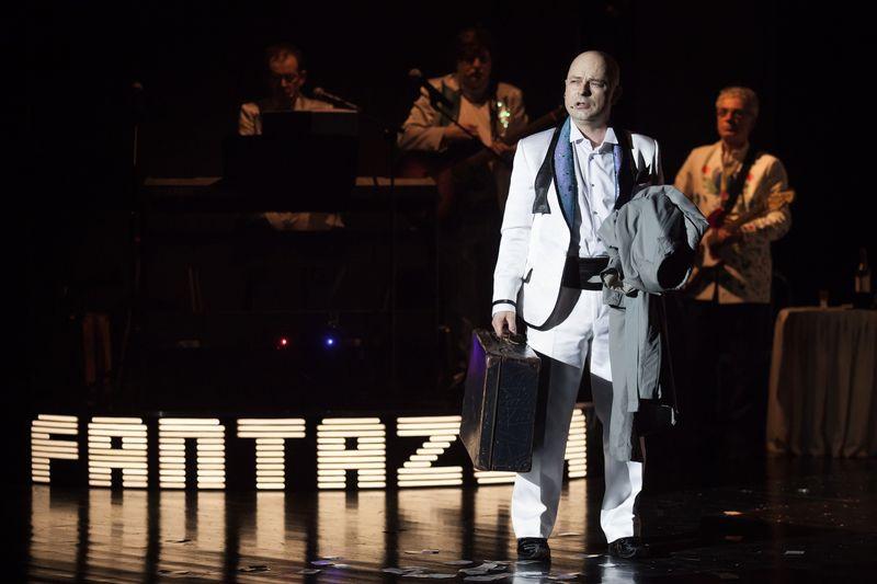 kabaretowych Nie przerywajcie zabawy i Zbiór bzdur. Z kolei w 2006 roku dostał nagrodę dyrektora Teatru Miejskiego im. Witolda Gombrowicza z okazji Międzynarodowego Dnia Teatru.