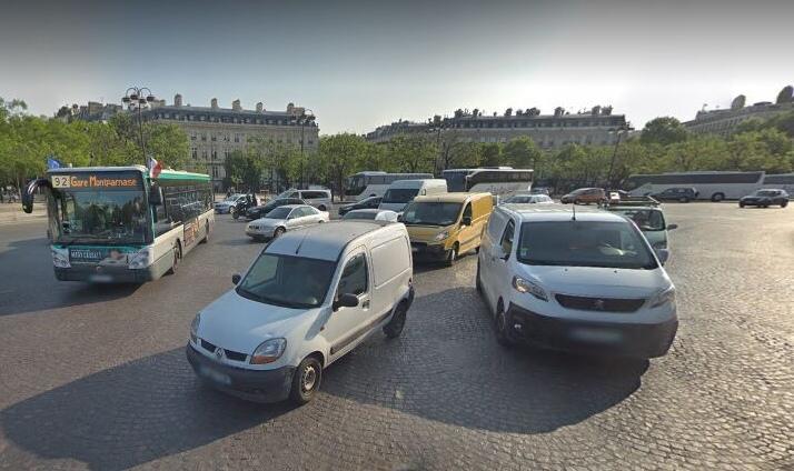 to plac Etoile skrzyżowanie o ruchu okrężnym, gdzie obok siebie może jechad kilkanaście
