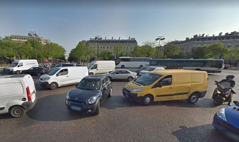 to Paryż miasto, które w 1902 roku wprowadziło pierwsze symboliczne znaki drogowe, a