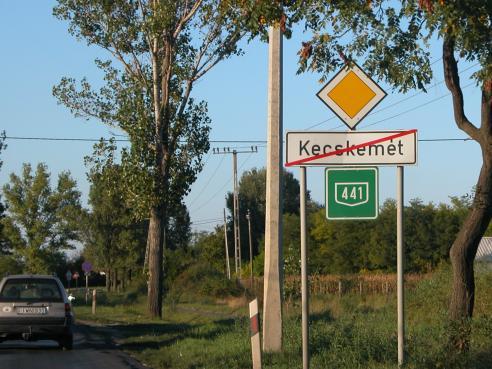 ten wciąż oznacza drogę z pierwszeostwem przejazdu i