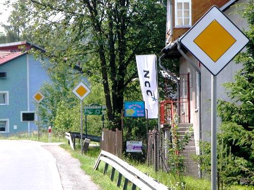 Droga z pierwszeostwem przejazdu Znaki