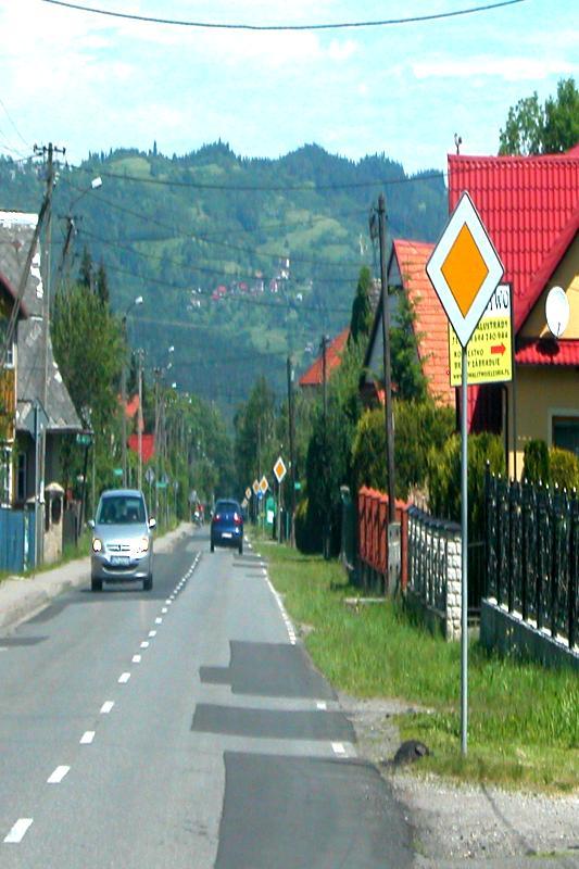 znak D-1 droga z pierwszeostwem przejazdu oznacza