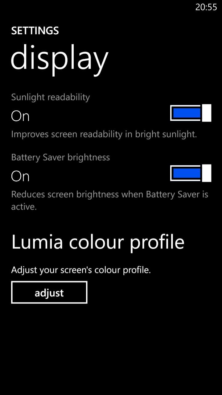 Zaletą Lumii jest to, że na wygaszonym ekranie może stale wyświetlać się godzina i notyfikacje. To bardzo przydatne, ale podobno wpływa negatywnie na działanie baterii.