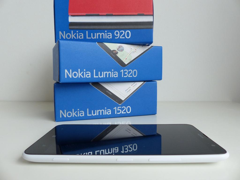 Obudowa ocena 5 Wygląd phabletu Nokia Lumia 1320 jest zgodny z całą serią Lumia: plastik, wyraziste kolory i ascetyzm.