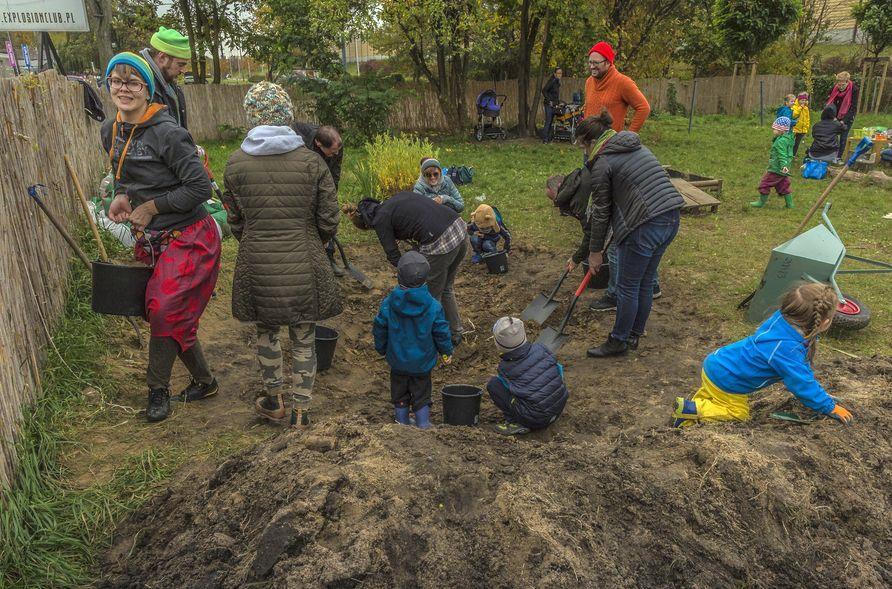 W prace zaangażowali się mieszkańcy osiedli, dzieci w wieku szkolnym i przedszkolnym, ich rodzice,
