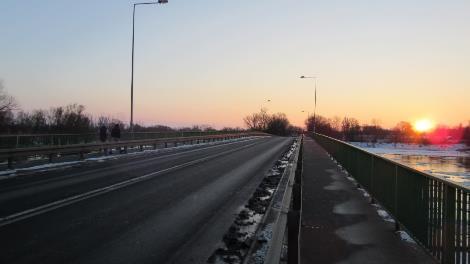Fot. 2 Widok na drogę krajową nr 31 na obiekcie mostowym (źródło: opracowanie własne) Po południowej stronie mostu zlokalizowana jest droga wewnętrzna po lewej stronie drogi. Fot.