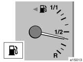 Wskazówka mo e zmieniaç po o enie podczas hamowania, przyspieszania lub na zakr tach. Spowodowane jest to ruchem paliwa w zbiorniku.
