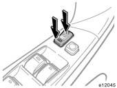 KLUCZYKI I DRZWI 23 Samochody z systemem zabezpieczenia przed kradzie à Je eli system jest w àczony w stan czuwania, odblokowanie drzwi przyciskiem wewn trznym spowoduje uruchomienie alarmu.
