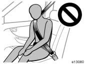 Szczególnà uwag nale y zachowaç, gdy w samochodzie przewo one sà dzieci. Nale y siedzieç prosto, wygodnie opierajàc si i równomiernie rozk adajàc obcià enie siedzenia.