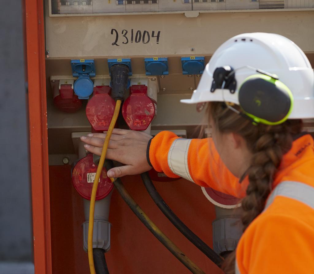 Kontakt z napięciem elektrycznym nigdy nie rozpoczynam pracy bez przeglądu wszystkich czynników ryzyka związanych z napięciem elektrycznym; informuję wszystkich o czynnikach ryzyka związanych z
