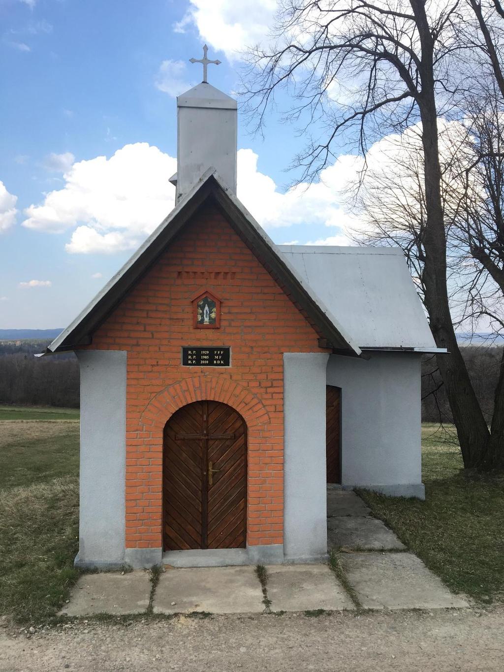 Kapliczka Matki Bożej Gidelskiej Kapliczka w rzucie przypomina litere L. Składa się z kapliczki i zachrystii. W kapliczce umieszczono obraz z wizerunkiem Matki Bożej Niepokalanie Poczętej.