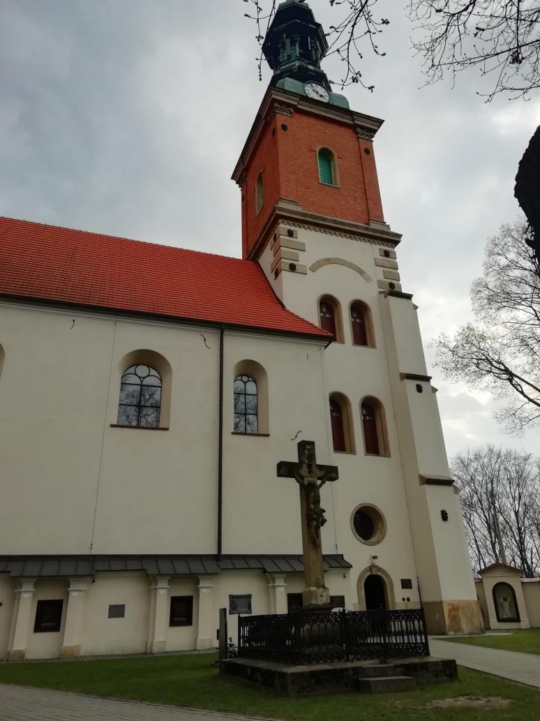 Klasztor Stygmatów Świętego Franciszka z Asyżu i klasztor oo.bernardynów. Fundatorem zespołu klasztornego był Kasztelan Wojnicki i Starosta Gniewkowski.