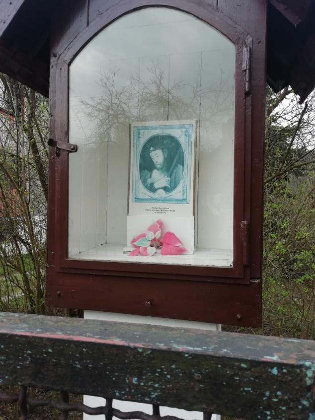 właścicieli posesji w 1988r. We wnęce umieszczono obrazek Jezusa Ecce Homo z kościoła oo.