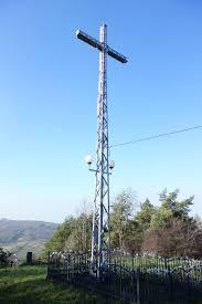 Krzyż milenijny na wzgórzu Grzmiączka Grzmiączka to najpiękniejsze wzniesienie nad Regulicami (ok. 360 m n.p.m.). Rozstacza się stąd wspaniały widok na całą okolice.