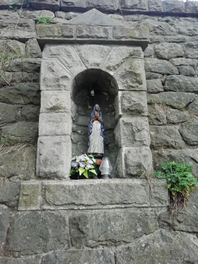 Mur został w tym miejscu wybudowany w latach 1897-1899 w czasie budowy odcinka kolei żelaznej biegnącej ze Spytkowic przez Skawce, Alwernie i Regulice do Trzebini.