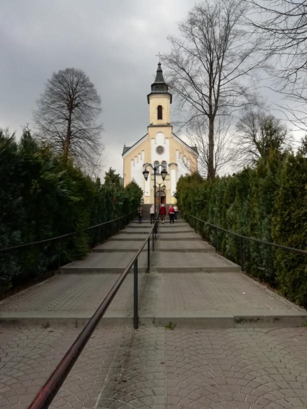 Krzyż misyjny Przy głównym wejściu do koscioła po prawej stronie stoi krzyż misyjny.