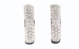 239 Kolczyki z brylantami współczesne złoto pr. 0,750, m. 5,92 g, diamenty: 80 szt. łącznie ok.