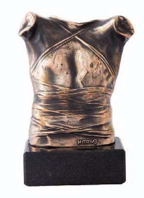 309 Tomasz Kawiak (ur. 1943 r. Lublin) Kieszeń jeansowa brąz, wys. 10,5 cm sygn. TOMEK KAWIAK cena wywoławcza: 800 zł 310 Igor Mitoraj (1944 Oederan 2014 Paryż) Pancerz Cuirasse II, 1986 r. brąz, wys. całkowita: 13,5 cm sygn.