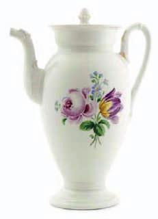 317 Teryna Miśnia, kon. XIX w. porcelana szkliwiona, malatury w postaci kwiatu róży plecionkowa dekoracja reliefowa wys. 18 cm, szer.