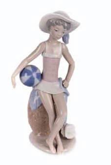 350 Figurka dziewczynki z piłką Lladro, Hiszpania, 1983 r. porcelana szkliwiona, malatury podszkliwne wys.