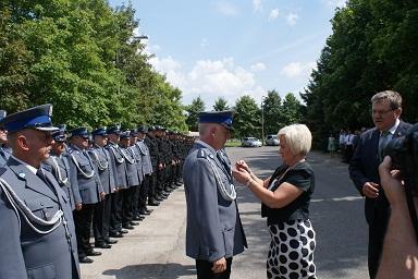 AWANSE I ODZNACZENIA W 2013 ROKU W 2012 roku awansowano policjantów: w korpusie szeregowych 6 W korpusie podoficerów 30 W korpusie aspirantów - 23 W korpusie oficerów młodszych 2 Wyróżniono medalami