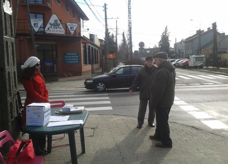 na rogu ulic Strąkowej i Stromej pracownice Urzędu