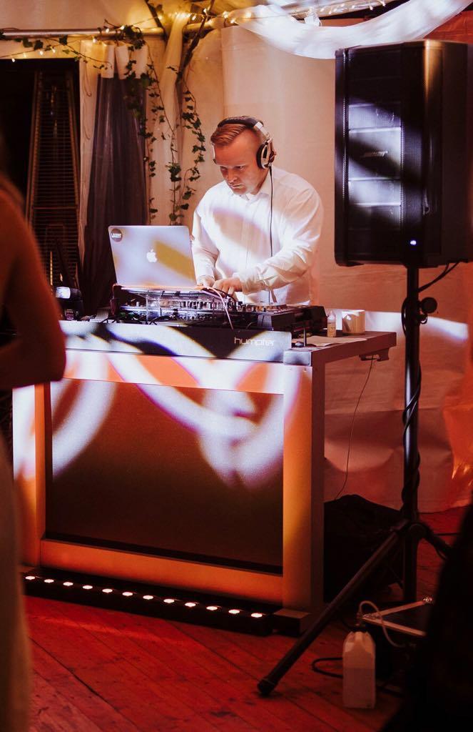 DJ / konferansjer + konferansjer / animator + saksofon na żywo (3 osoby) Wesele (10 godzin) 6800 zł Wesele (10 godzin) + Poprawiny (6 godzin)