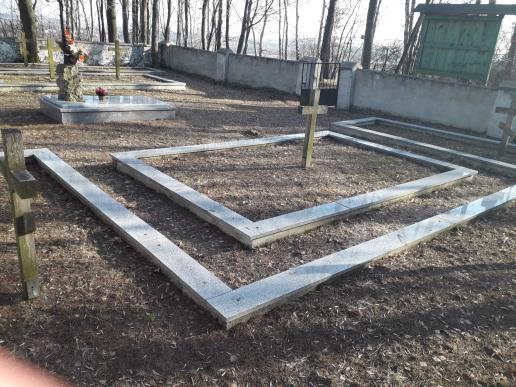 Droga biegnie w górę wśród pól uprawnych, po przejściu 330 m skręcamy w prawo.