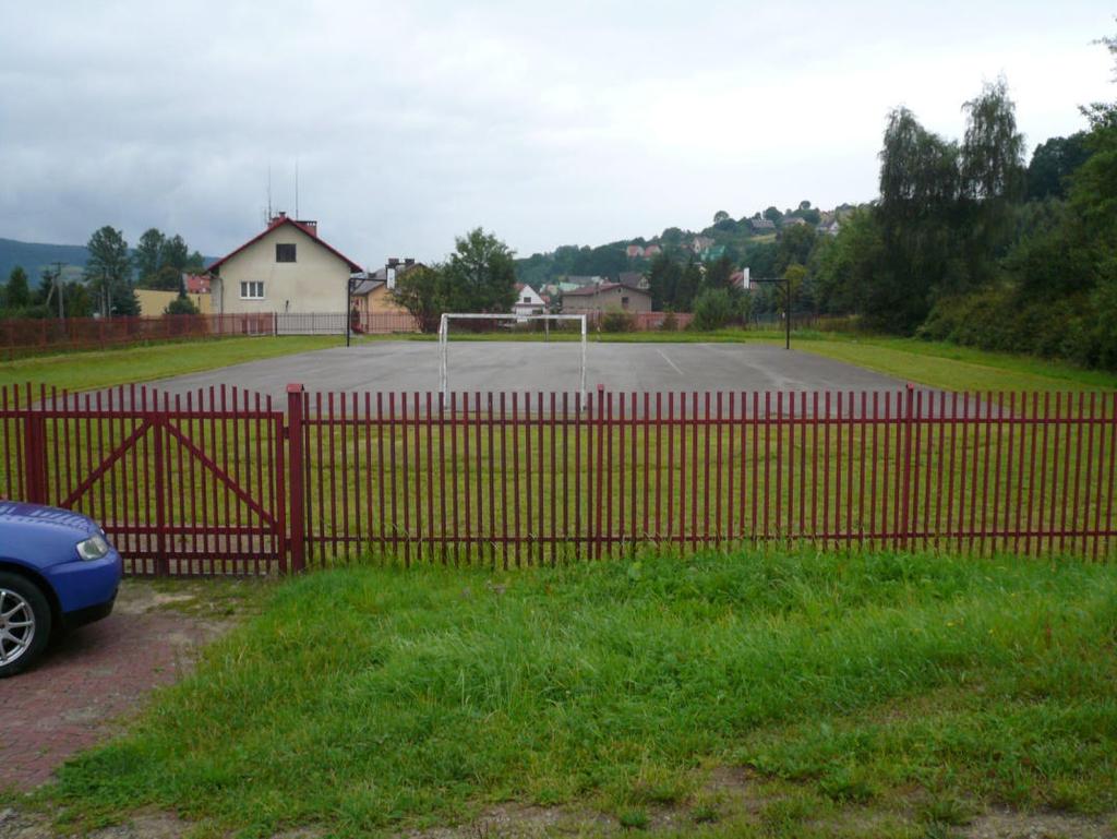 6. OPIS ZADANIA PRIORYTETOWEGO Budowa boiska sportowego w pobliżu Urzędu służącego do użytku publicznego Zdjęcie nr 3: widok boiska sportowego w Budzowie Źródło: materiał własny autorów W związku z