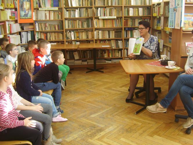przybyły do biblioteki.