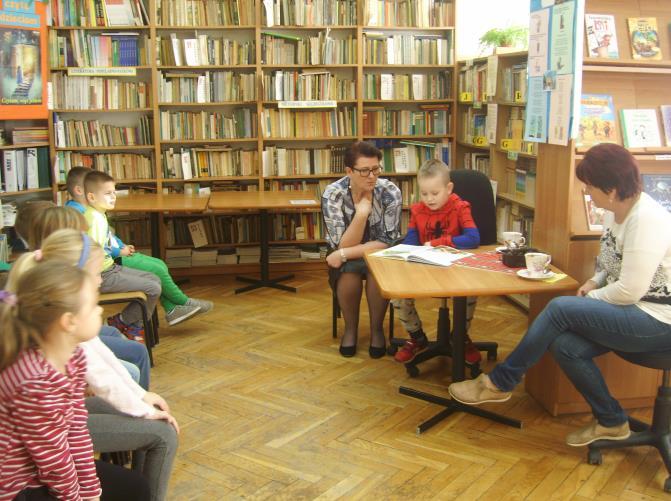 Na zakończenie uczniowie otrzymali od nauczyciela-bibliotekarza