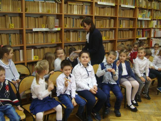 Na spotkanie z bajką przybyli też uczniowie klasy IB wraz z wychowawczynią panią Aliną Polasik.